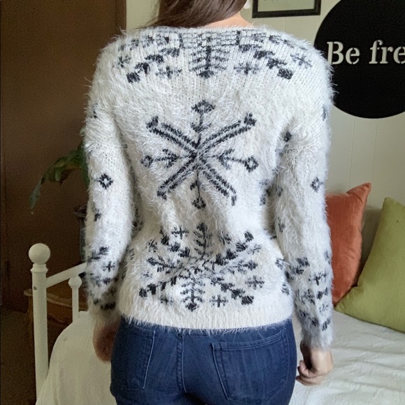 💛 SO SOFT* Cream and black snowflake knit sweater - Picture 5 of 15